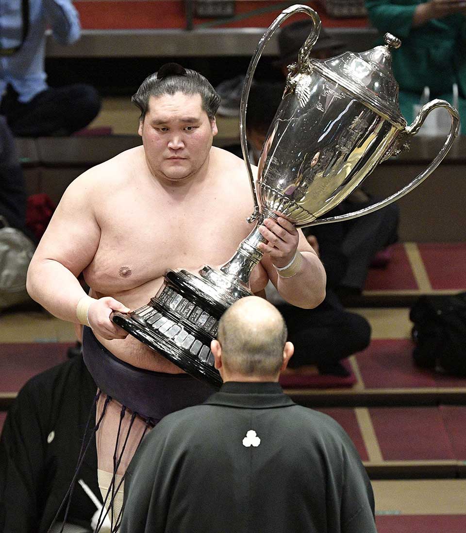 Terunofuji receiving the Emperor’s Cup