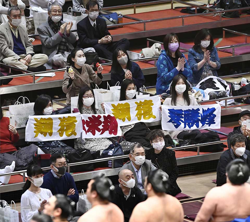 Fans watching sumo inside Kokugikan
