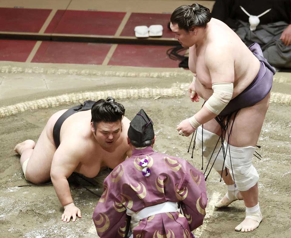 Terunofuji beating Takakeisho in a playoff on Day 15