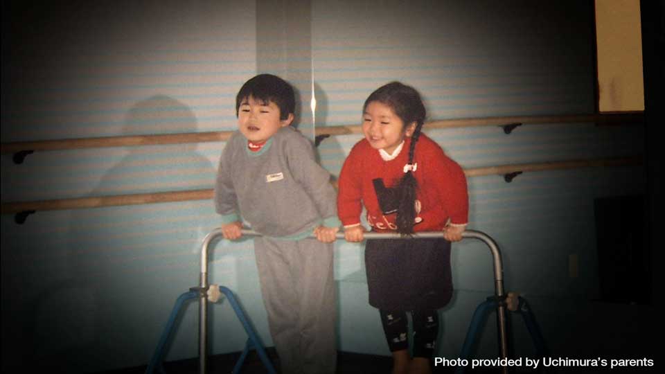 Uchimura aged six with his younger sister