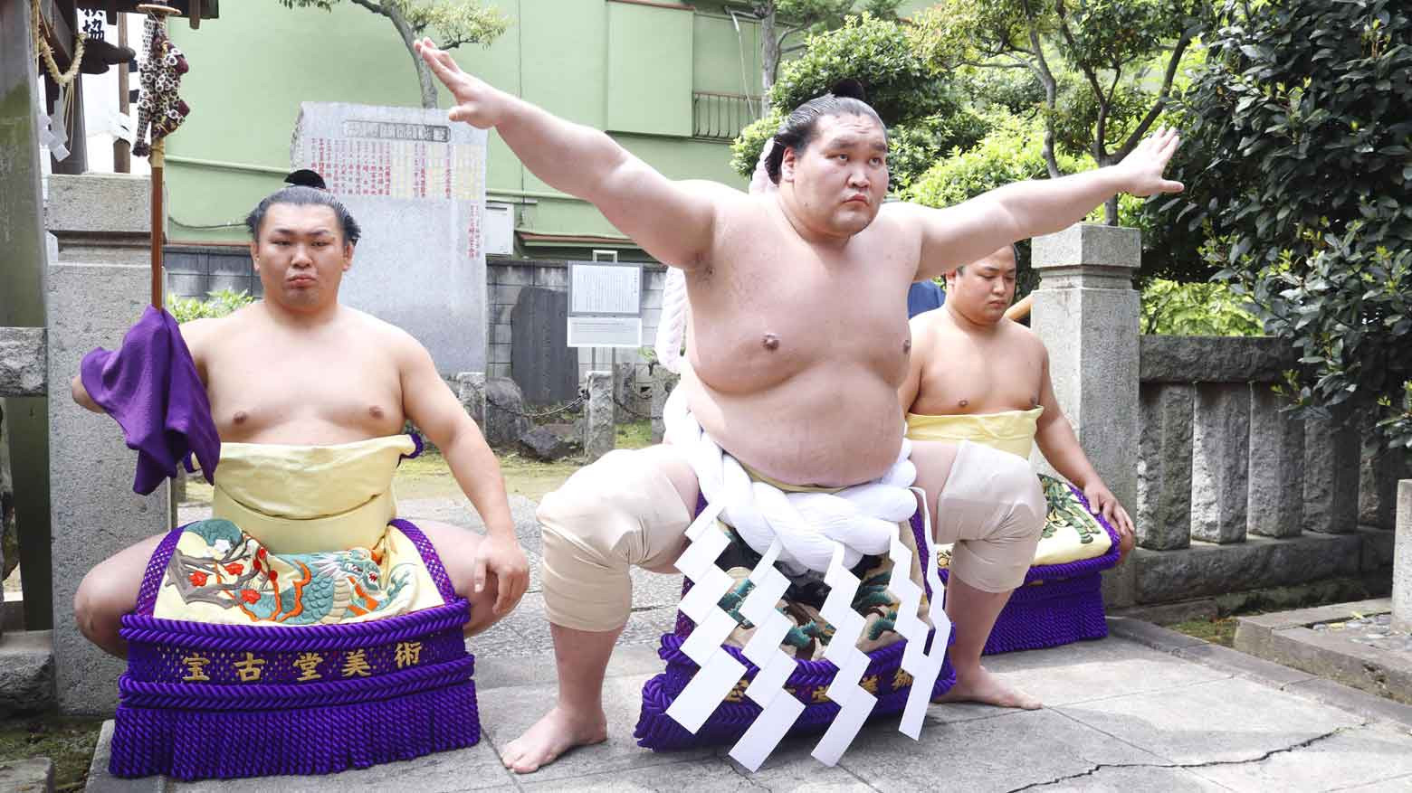 Returning yokozuna shines in wild contest