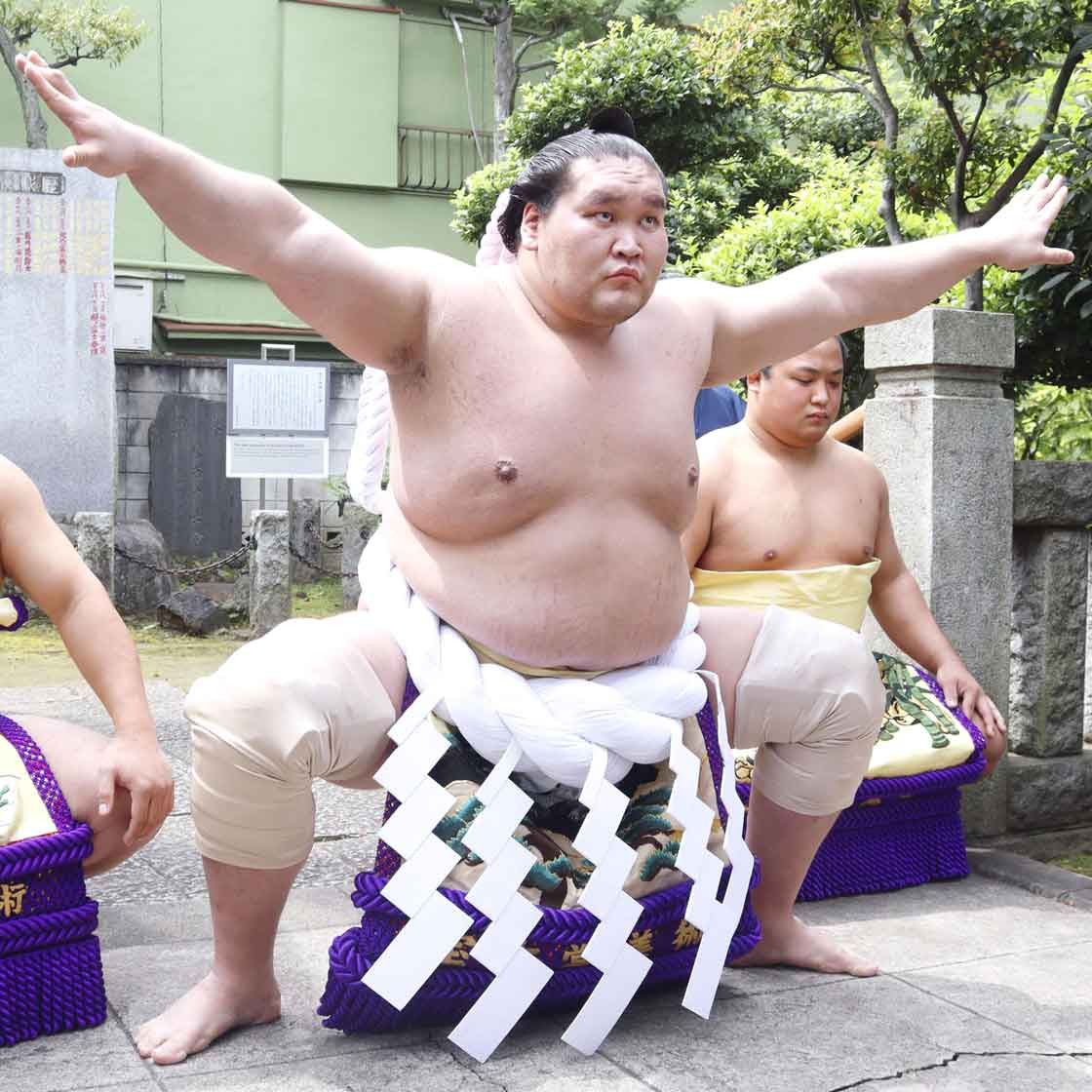 Returning yokozuna shines in wild contest