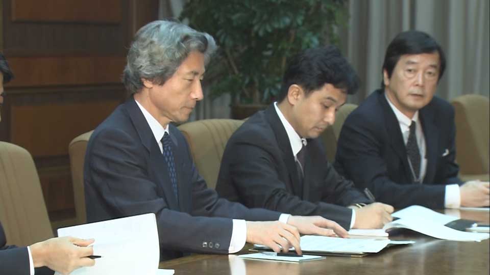 Picture of Koizumi Junichiro, the then Japanese Prime Minister, sitting at the 2002 Japan-North Korea summit with Tanaka Hitoshi of the Japan Foreign Ministry.