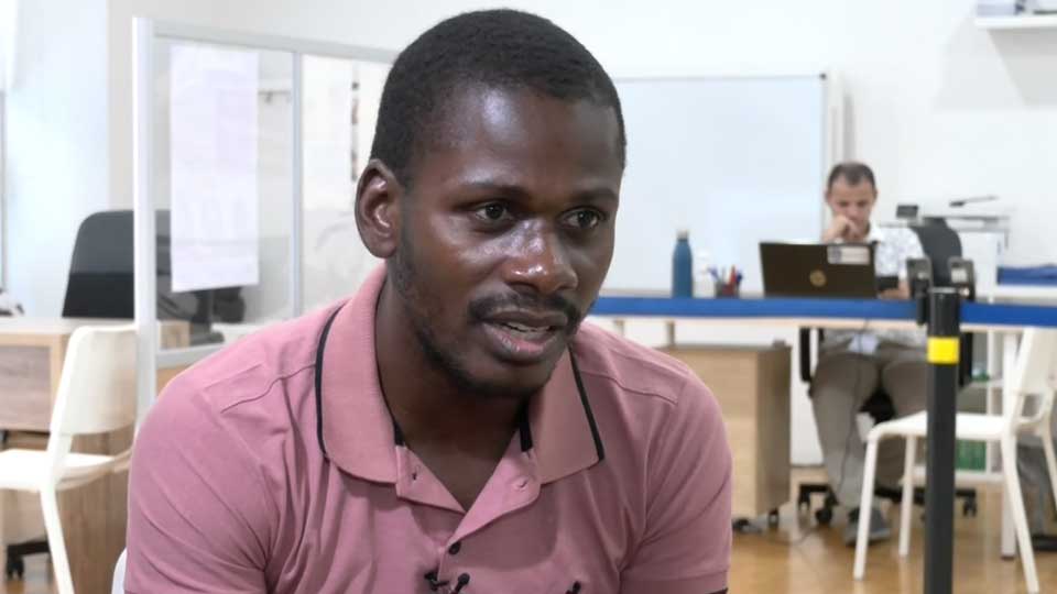 Ο Sedriki, ένας πρόσφυγας από τη Λαϊκή Δημοκρατία του Κονγκό, στον οποίο είπαν να φύγει από το κέντρο για τους αιτούντες άσυλο σε ένα μήνα.