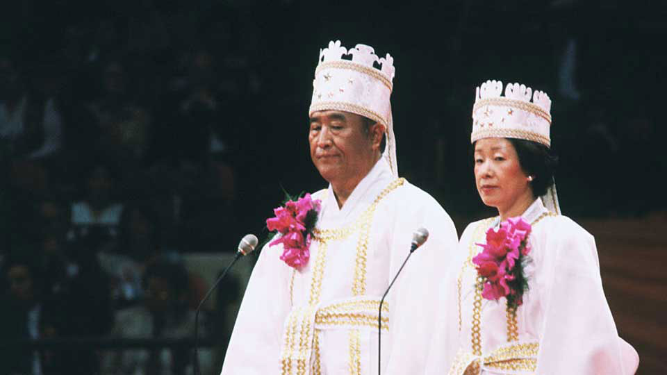 Moon Sun Myung and his wife at a mass wedding in New York, 1982. 