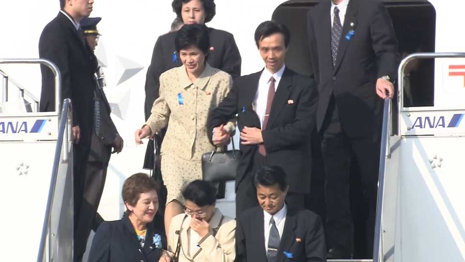 Picture of five Japanese abductees returning home in October 2002.