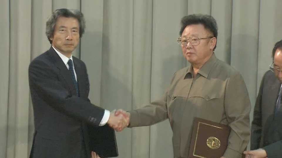 Picture of North Korean leader Kim Jong Il and Japanese Prime Minister Koizumi Junichiro at their first summit on September 17, 2002 in Pyongyang.