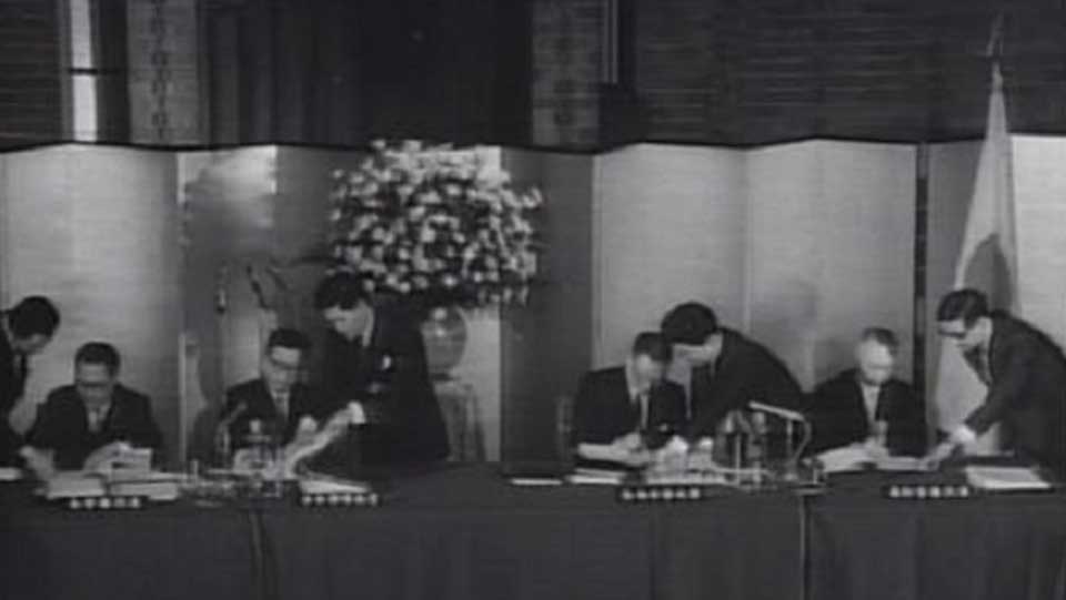 delegates sign treaty in 1965