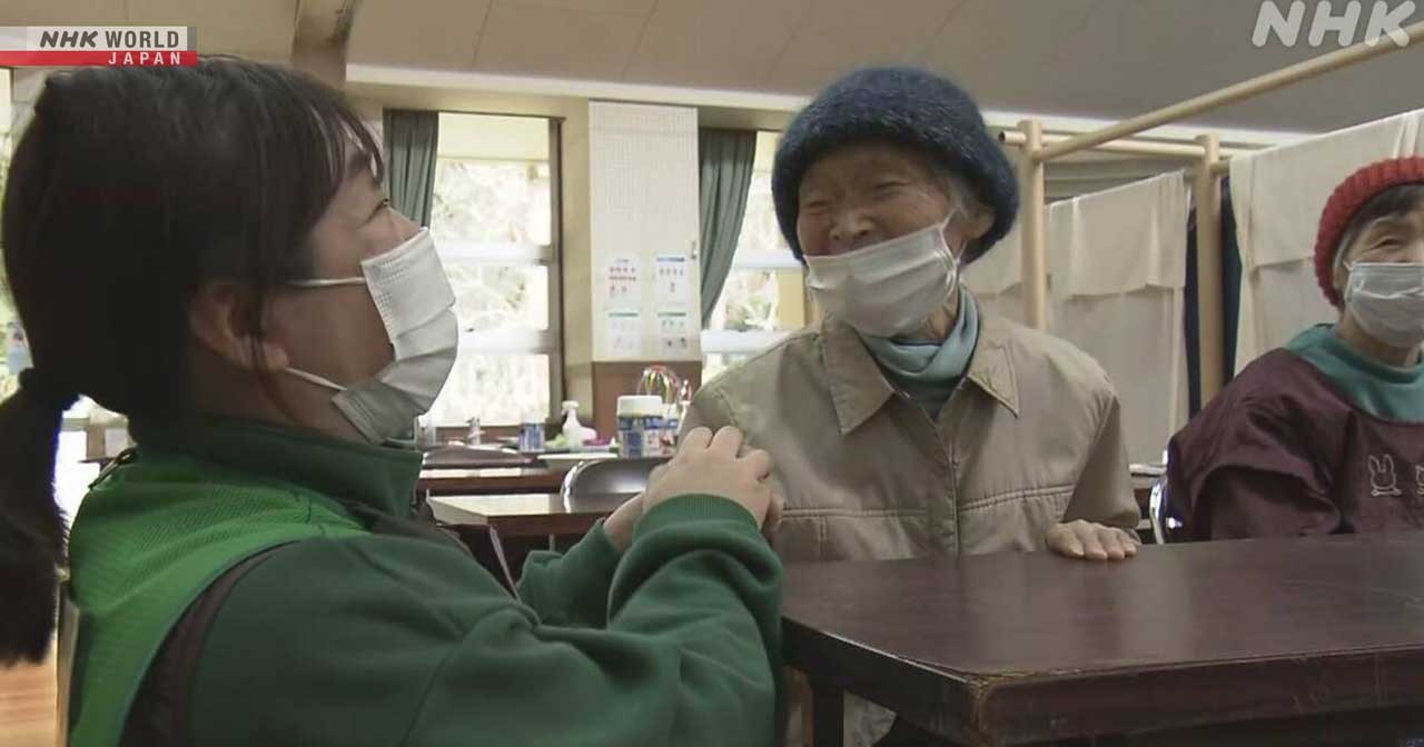 Health nurses from Iwate advise earthquake survivors in Suzu
