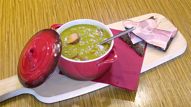 Erwtensoep is one of the Dutch’s favorites. It’s a rich and creamy soup made with dried split peas, sausage, and a variety of veggies. It’s traditionally served with rye bread and bacon. 