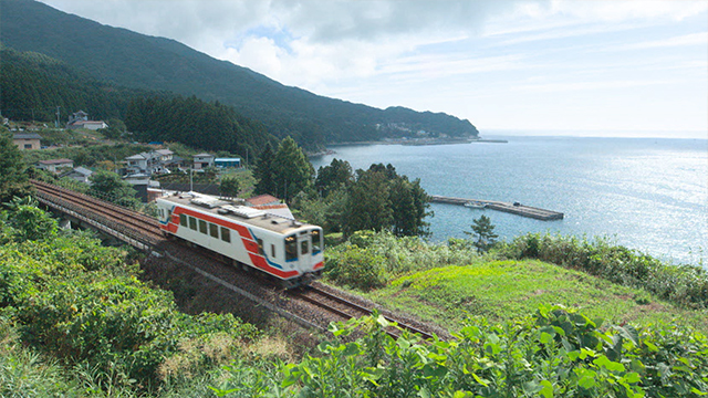 The Sanriku Railway Rias Line was rebuilt after the Great East Japan Earthquake. Located along the Rias Line is Kuji Station, which is famous for its specialty uni bento.