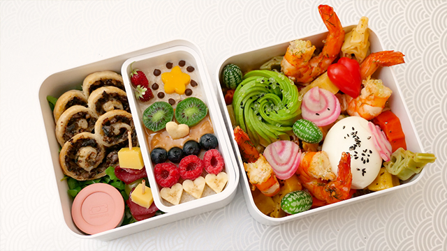 And for dessert, oatmeal topped with a variety of fruits. She adds grilled shrimp, avocado flowers, and beets with a cute spiral pattern to finish off her colorful and elaborate French bento!