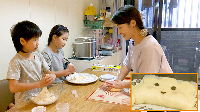 Bento maker Teresa is going to make an original gua bao bento with the help of her kids, Ariel and Ray. She makes her buns from scratch, using flour, milk, and sugar. Ariel trims the buns and decorates them to look like baby clouds. 