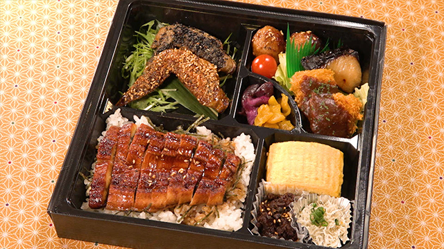 One restaurant has come up with a bento packed with Nagoya’s local specialties, including tebasaki, grilled eel, and a rolled omelet made with eggs from a local breed of chicken, Nagoya Cochin.