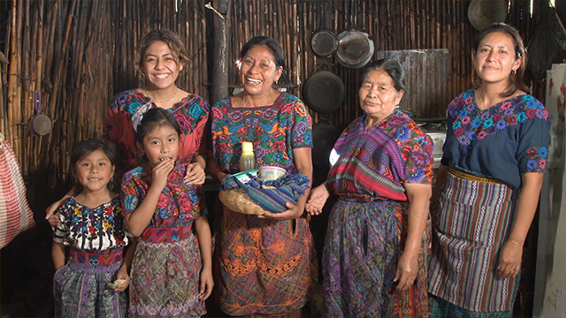 Bento maker Irla loves making bentos for her husband. Today, she and her family are making tortillas, a thin bread made with dried maize. Tortillas are a staple food in Guatemala!