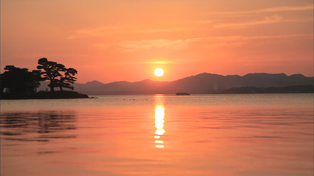 Today, from the city of Matsue in Shimane Prefecture, famous for the beatiful sunset over Lake Shinji.