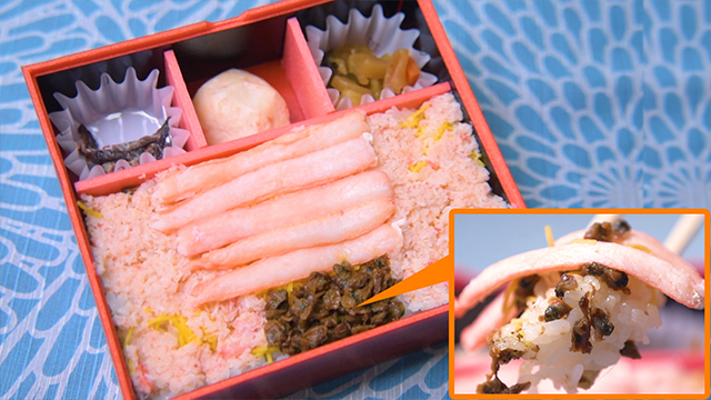 Shijimi clams bury themselves in sand, inspiring a specialty bento featuring shijimi and crabmeat. Sweet and savory shijimi are also buried underneath the rice.