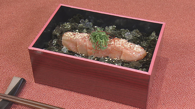 The umami-rich Karashi Mentaiko goes especially well with rice. The bento makes the most of this ideal combination by placing the fish eggs on a bed of rice covered with shredded nori. The result is a bento that’s bursting with flavor.