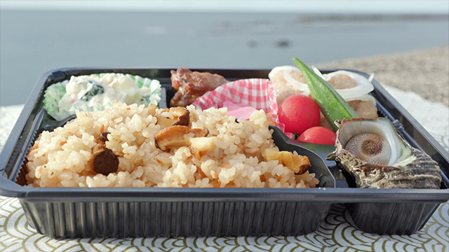 The sazae-meshi in Kanetani's bento is a family recipe passed down from his great-grandmother. The bento also features sazae grilled in their shell. 