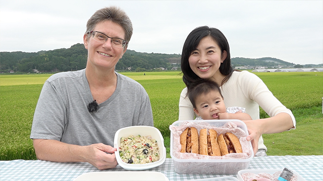 Anne is from Canada. She came to Japan about 30 years ago as a professional golfer.  After retiring from golf, she eventually decided to settle in Mashiko, a town with a rich natural environment, where she teaches English and makes processed vegetable products. Once a month, she sets up a food stand at a roadside station, where she serves traditional Canadian homemade food.