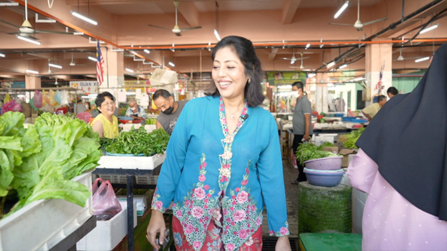 Bento maker Tarina is passing on the Peranakan culture by teaching Nyonya cuisine. She’s come to the market to buy the ingredients she’ll need to make a bento packed with Nyonya-style dishes.