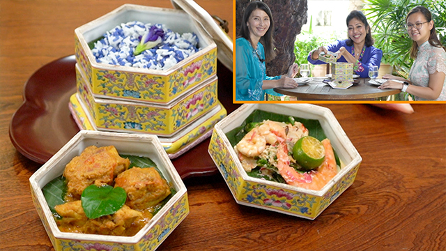 Tarina uses a traditional Peranakan bento box made more than 200 years ago. Each tier holds a different food: chicken curry, colorful salad, and rice colored with butterfly pea flowers. Tarina’s bento looks like a jewelry box. She invites her friends for lunch!