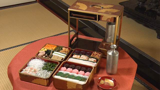 This is a recreation of a bento enjoyed during hanami 200 years ago. The bento box is fitted with drawers to hold small dishes and sake vessels as well as food. The four-tier stacking box contains a full-course meal, from spring mountain vegetables and sushi to sweets. 