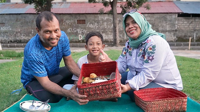 The family heads out on a picnic to enjoy the meal they made together. Have fun and enjoy the Indonesian-style seafood bento!