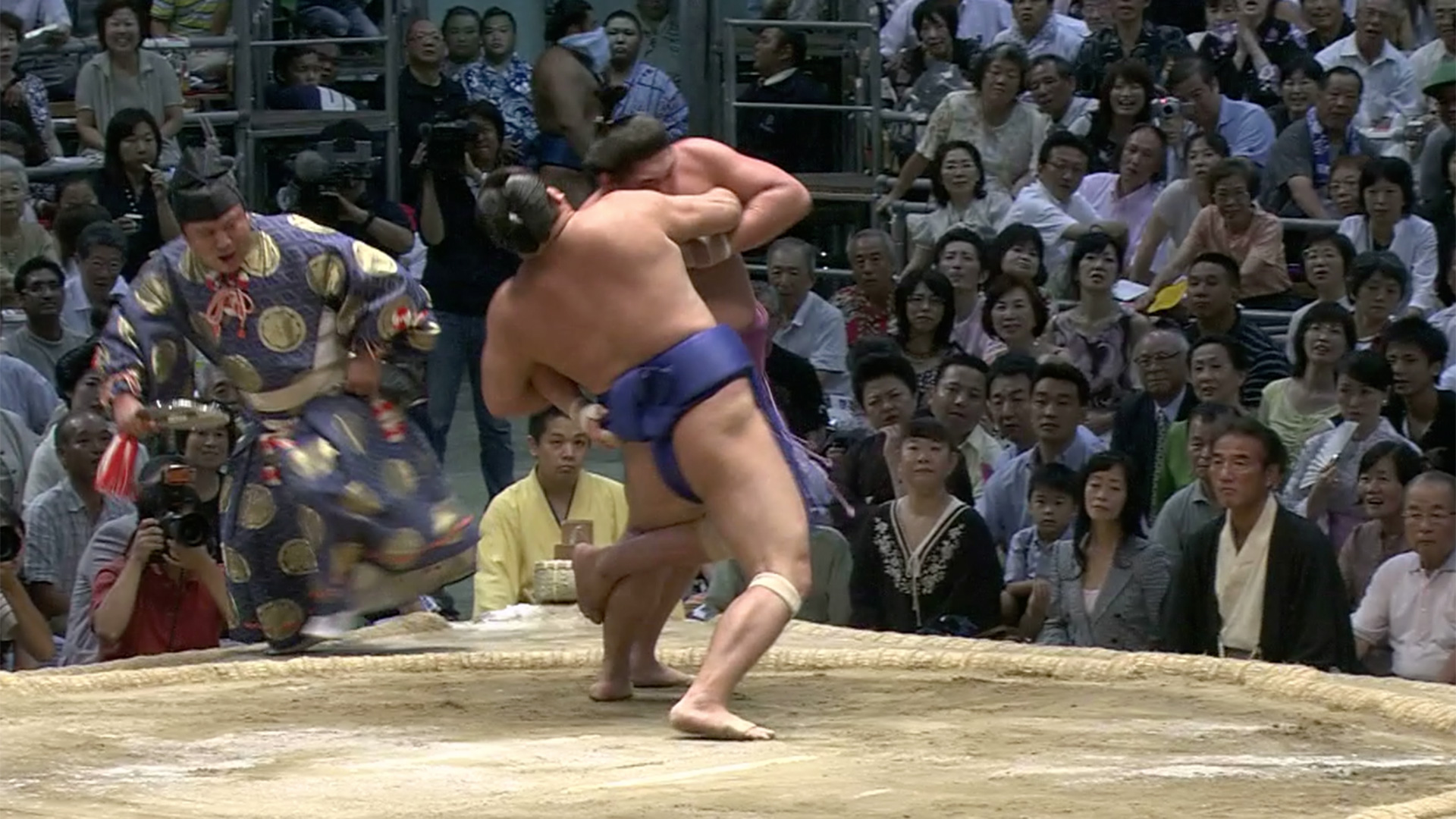 Kawazugake / Hooking backward counter-throw