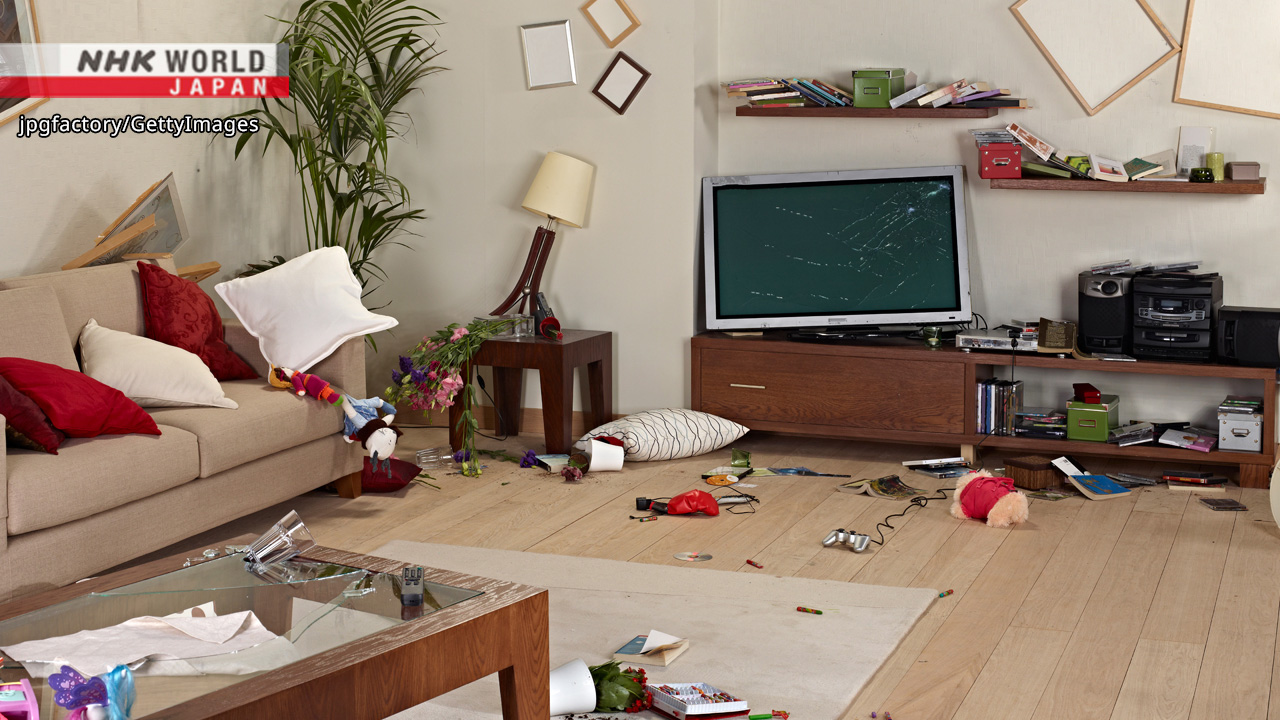 Medidas para prevenir que los muebles y los televisores se caigan sobre los  niños 