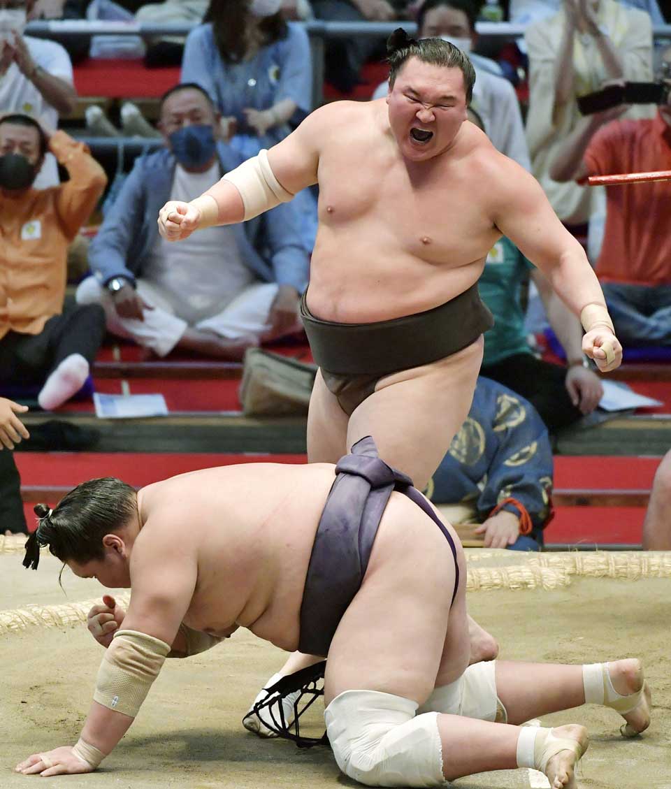 Hakuho defeats Terunofuji