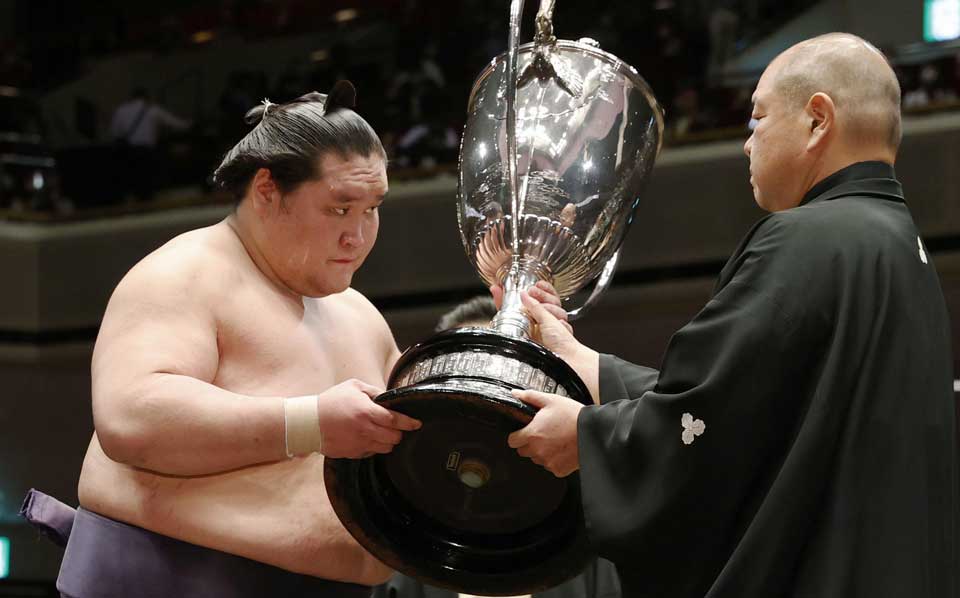 Terunofuji receiving the Emperor's Cup